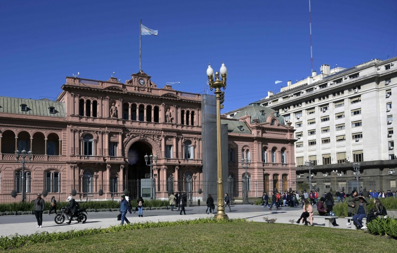 Uso de máscara durante a circulação ao ar livre também deixa de ser exigida na Argentina