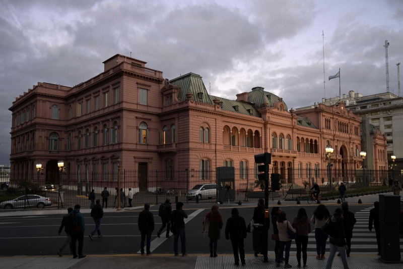 No dia seguinte às primárias, Macri já recebeu estudantes na Casa Rosada