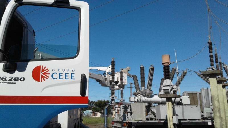 As equipes da CEEE trabalham para restabelecer o fornecimento de energia