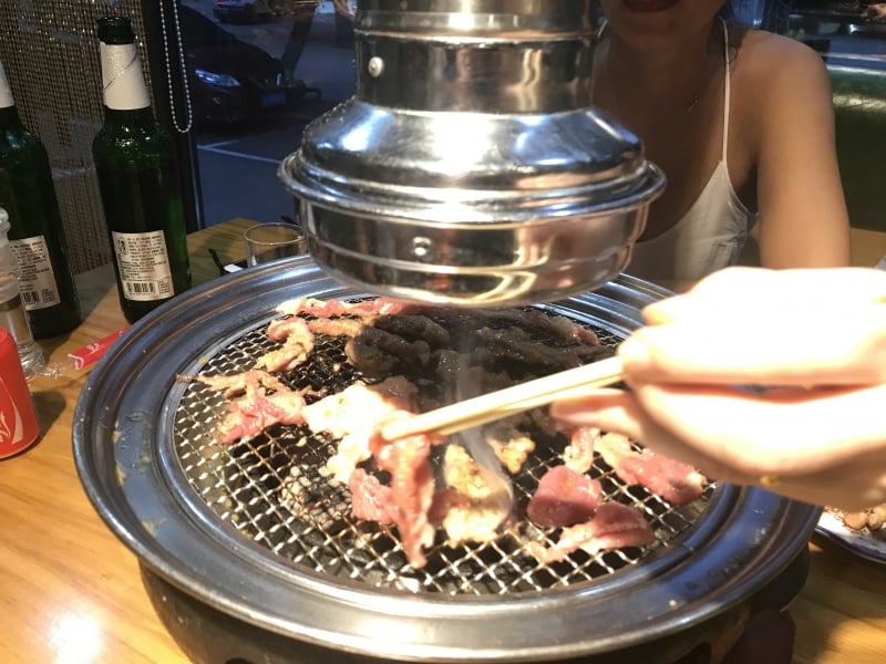 {'nm_midia_inter_thumb1':'https://www.jornaldocomercio.com/_midias/jpg/2019/08/18/206x137/1_img_4455-8812687.jpg', 'id_midia_tipo':'2', 'id_tetag_galer':'', 'id_midia':'5d59a558ec1ee', 'cd_midia':8812687, 'ds_midia_link': 'https://www.jornaldocomercio.com/_midias/jpg/2019/08/18/img_4455-8812687.jpg', 'ds_midia': 'Viagem à China - conhecendo o churrasco chinês - em Shenyang - experiência em restaurante ', 'ds_midia_credi': 'PATRÍCIA COMUNELLO /ESPECIAL/JC', 'ds_midia_titlo': 'Viagem à China - conhecendo o churrasco chinês - em Shenyang - experiência em restaurante ', 'cd_tetag': '1', 'cd_midia_w': '800', 'cd_midia_h': '600', 'align': 'Left'}