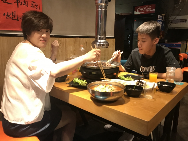 {'nm_midia_inter_thumb1':'https://www.jornaldocomercio.com/_midias/jpg/2019/08/18/206x137/1_img_4456-8812694.jpg', 'id_midia_tipo':'2', 'id_tetag_galer':'', 'id_midia':'5d59a5c32160d', 'cd_midia':8812694, 'ds_midia_link': 'https://www.jornaldocomercio.com/_midias/jpg/2019/08/18/img_4456-8812694.jpg', 'ds_midia': 'Viagem à China - conhecendo o churrasco chinês - em Shenyang - experiência em restaurante', 'ds_midia_credi': 'PATRÍCIA COMUNELLO /ESPECIAL/JC', 'ds_midia_titlo': 'Viagem à China - conhecendo o churrasco chinês - em Shenyang - experiência em restaurante', 'cd_tetag': '1', 'cd_midia_w': '800', 'cd_midia_h': '600', 'align': 'Left'}