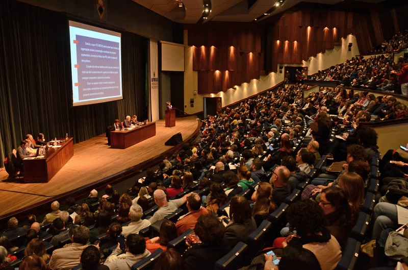 Plenária reuniu estudantes, professores e funcionários no Salão de Atos na sexta-feira