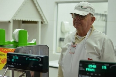 {'nm_midia_inter_thumb1':'https://www.jornaldocomercio.com/_midias/jpg/2019/08/06/206x137/1_caderno_expoagas__materia_colaboradores__benildo_lenz__credito_eduarda_endler-8801526.jpg', 'id_midia_tipo':'2', 'id_tetag_galer':'', 'id_midia':'5d5ac55266551', 'cd_midia':8812980, 'ds_midia_link': 'https://www.jornaldocomercio.com/_midias/jpg/2019/08/19/480x320/1_caderno_expoagas__materia_colaboradores__benildo_lenz__credito_eduarda_endler-8812980.jpg', 'ds_midia': 'Benildo conta que se criou no Lenz e n&atilde;o sabe h&aacute; quantos anos trabalha no local', 'ds_midia_credi': 'EDUARDA ENDLER/DIVULGA&Ccedil;&Atilde;O/JC', 'ds_midia_titlo': 'Benildo conta que se criou no Lenz e n&atilde;o sabe h&aacute; quantos anos trabalha no local', 'cd_tetag': '1', 'cd_midia_w': '480', 'cd_midia_h': '319', 'align': 'Left'}