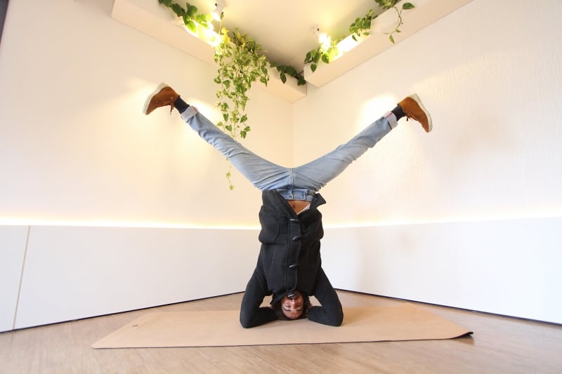 Carlo Guaragna ficou popular na internet a partir de 2015, quando come&ccedil;ou a postar suas aulas de yoga nas redes sociais. O porto-alegrense viaja o mundo disseminando a pr&aacute;tica Foto: MARCO QUINTANA/JC