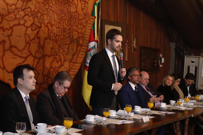 Eduardo Leite, ao lado de secretários, explanou a deputados as propostas de mudanças na legislação