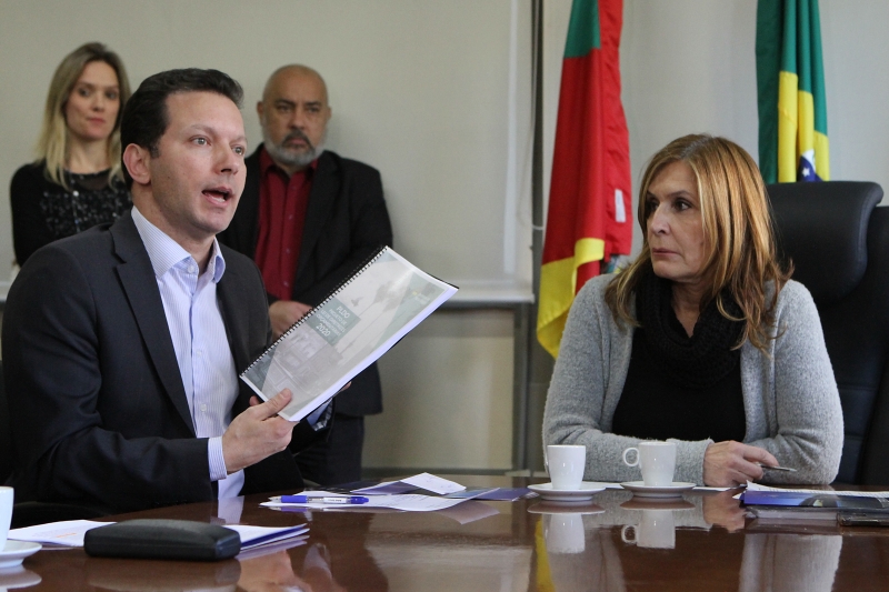Marchezan entrega à presidente da Câmara, Mônica Leal, texto do projeto