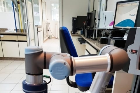 Robô opera de segundas a sextas, das 8h até a meia-noite, acompanhando os horários de turno