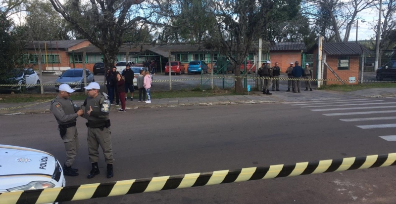 Polícia isolou a área da escola, após o ataque no começo da tarde que deixou seis feridos  