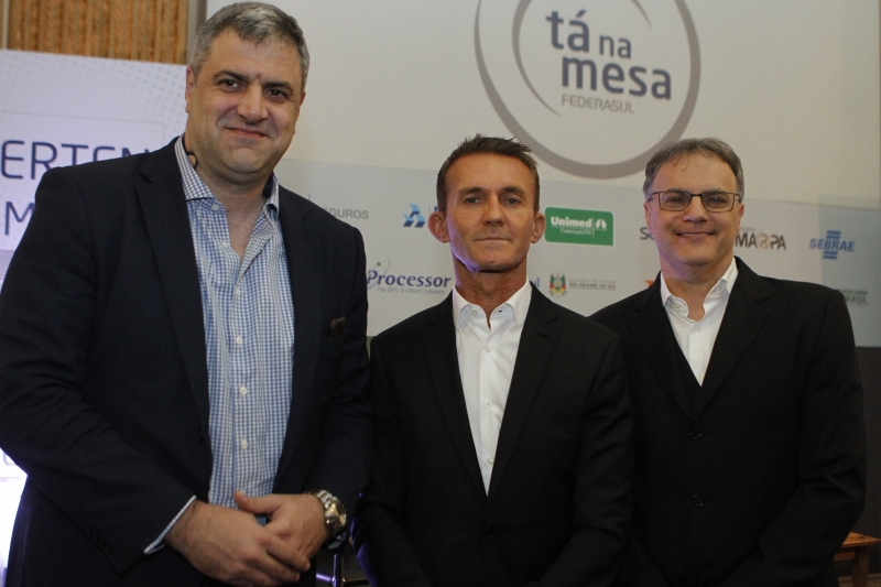 Oliver Cunningham, Fernando Marchet e César Saut debateram sobre novos modelos de negócios no Tá na Mesa da Federasul
