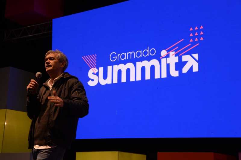 Serginho conversou com os participantes da Gramado Summit Foto: C&aacute;ssio Brezolla/Gramado Summit/Divulga&ccedil;&atilde;o/JC
