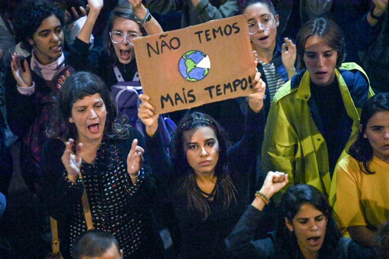 Manifestantes protestam contra o governo Bolsonaro e o ministro do Meio ambiente Ricardo Salles
