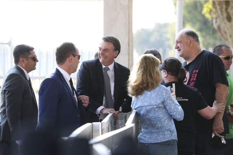 Presidente falou com jornalistas na saída do Palácio da Alvorada nesta sexta-feira