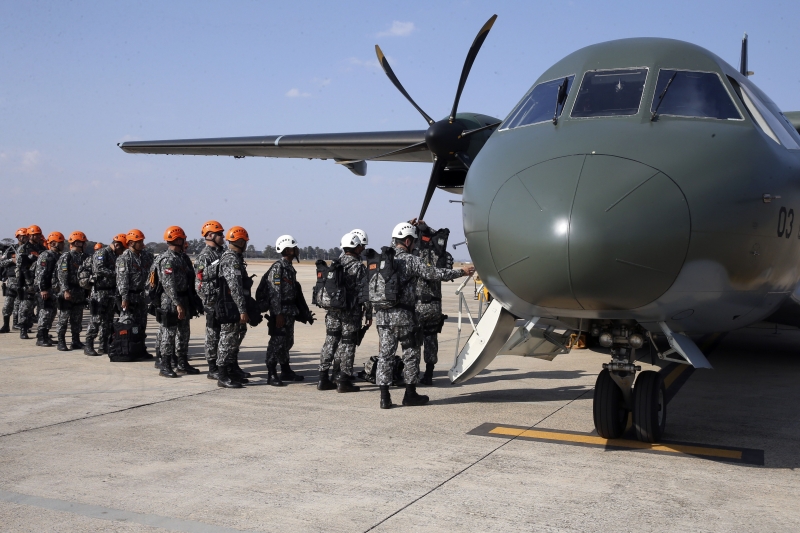 Equipes da Força Nacional embarcam na Base Aérea de Brasília para ajudar combate a fogo