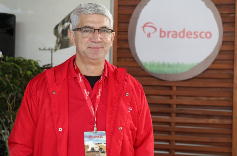 {'nm_midia_inter_thumb1':'https://www.jornaldocomercio.com/_midias/jpg/2019/08/24/206x137/1_joelqueiozlimadr_estadualbradesco__2_-8819281.jpg', 'id_midia_tipo':'2', 'id_tetag_galer':'', 'id_midia':'5d614ae5bbe44', 'cd_midia':8819281, 'ds_midia_link': 'https://www.jornaldocomercio.com/_midias/jpg/2019/08/24/joelqueiozlimadr_estadualbradesco__2_-8819281.jpg', 'ds_midia': 'Joel Queiroz Lima, Diretor Estadual do Bradesco, na Casa JC na Expointer ', 'ds_midia_credi': 'Jackson Ciceri/Divulga&ccedil;&atilde;o/JC', 'ds_midia_titlo': 'Joel Queiroz Lima, Diretor Estadual do Bradesco, na Casa JC na Expointer ', 'cd_tetag': '1', 'cd_midia_w': '800', 'cd_midia_h': '527', 'align': 'Left'}