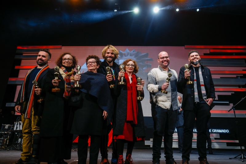 Vencedores do festival de cinema erguem seus troféus no palco dos festivais em Gramado