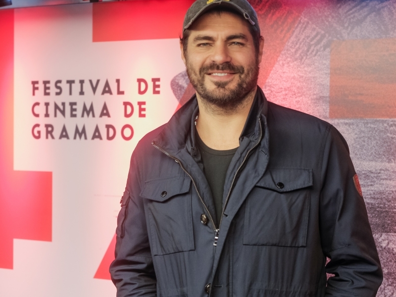 Thiago Lacerda circulou pelo tapete vermelho em Gramado