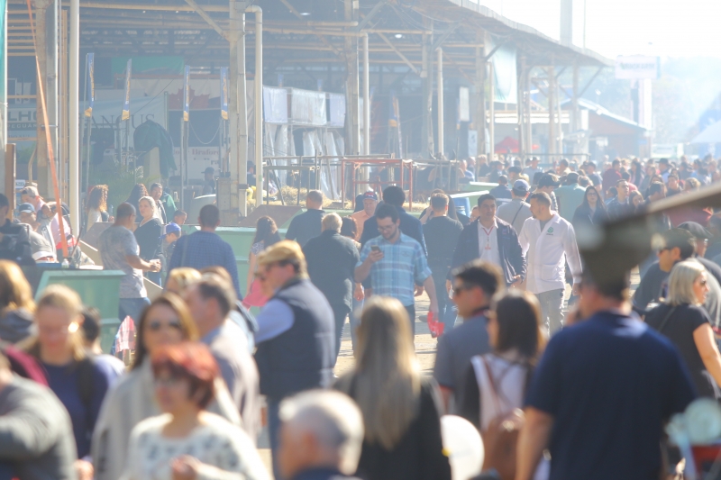 Nas vias de acesso a estandes e pavilh�es, a movimenta��o foi intensa durante todo o domingo