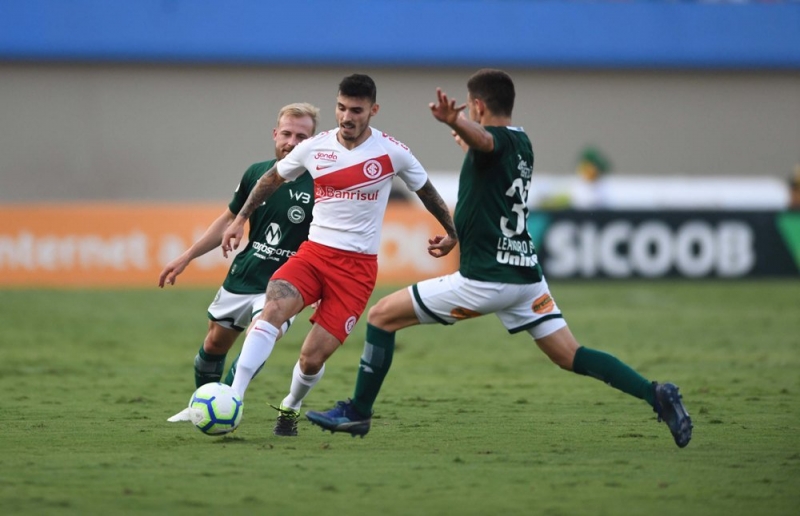 Inter saiu na frente no Serra Dourada e, mesmo com um jogador a mais, tomou virada dos donos da casa