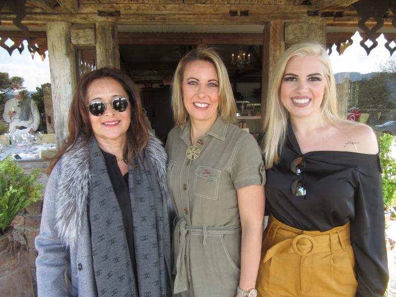 {'nm_midia_inter_thumb1':'https://www.jornaldocomercio.com/_midias/jpg/2019/08/25/206x137/1_maria_julienta_bruno__juliana_furstenau_e_tatiana_fusrtenau___eduardo_bins_ely-8820521.jpg', 'id_midia_tipo':'2', 'id_tetag_galer':'', 'id_midia':'5d62ee3c3c120', 'cd_midia':8820521, 'ds_midia_link': 'https://www.jornaldocomercio.com/_midias/jpg/2019/08/25/maria_julienta_bruno__juliana_furstenau_e_tatiana_fusrtenau___eduardo_bins_ely-8820521.jpg', 'ds_midia': 'Maria Julieta Bruno, Juliana F&uuml;rstenau e Tatiana F&uuml;rstenau na elegante tarde na serra ', 'ds_midia_credi': 'EDUARDO BINS ELY/ESPECIAL/JC', 'ds_midia_titlo': 'Maria Julieta Bruno, Juliana F&uuml;rstenau e Tatiana F&uuml;rstenau na elegante tarde na serra ', 'cd_tetag': '1', 'cd_midia_w': '800', 'cd_midia_h': '600', 'align': 'Left'}