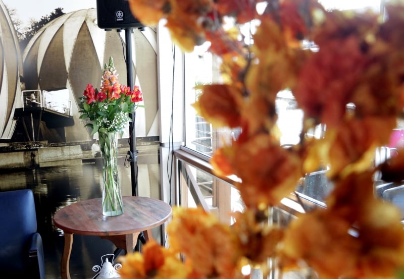 O espa�o possui uma decora��o aconchegante e intimista, que destaca m�veis de madeira e vegeta��o natural