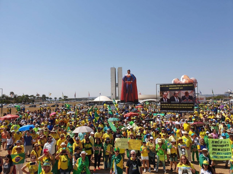 Em frente ao Congresso Nacional, um grande boneco do super-homem trazia o rosto de Moro, em meio ao público vestido de verde e amarelo
