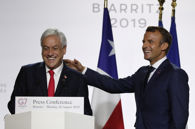 Sebastián Piñera (e) esteve reunido com Macron (d) em cúpula do G-7