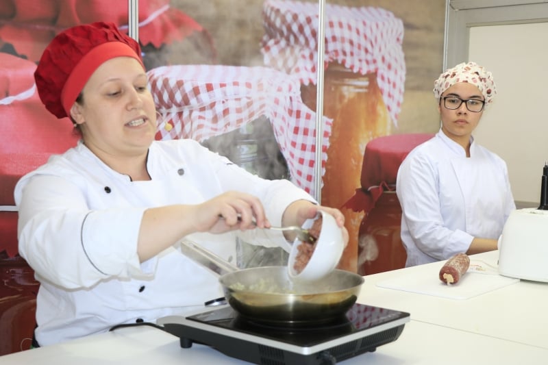 Chefs de cozinha preparam receitas com produtos da agroindstria familiar