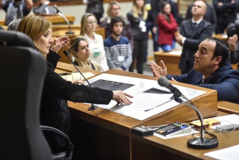 Barboza (d) coloca em dúvida autoria de denúncias e solicita imagens das câmeras; Mônica veta liberação