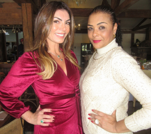 {'nm_midia_inter_thumb1':'https://www.jornaldocomercio.com/_midias/jpg/2019/08/26/206x137/1_leila_schuster_e_deise_nunes___eduardo_bins_ely_8820514-8821676.jpg', 'id_midia_tipo':'2', 'id_tetag_galer':'', 'id_midia':'5d642b09b18ea', 'cd_midia':8821676, 'ds_midia_link': 'https://www.jornaldocomercio.com/_midias/jpg/2019/08/26/leila_schuster_e_deise_nunes___eduardo_bins_ely_8820514-8821676.jpg', 'ds_midia': 'Leila Schuster e Deise Nunes no almo&ccedil;o da Kia e Caras', 'ds_midia_credi': 'Eduardo Bins Ely/Especial/JC', 'ds_midia_titlo': 'Leila Schuster e Deise Nunes no almo&ccedil;o da Kia e Caras', 'cd_tetag': '1', 'cd_midia_w': '600', 'cd_midia_h': '533', 'align': 'Left'}