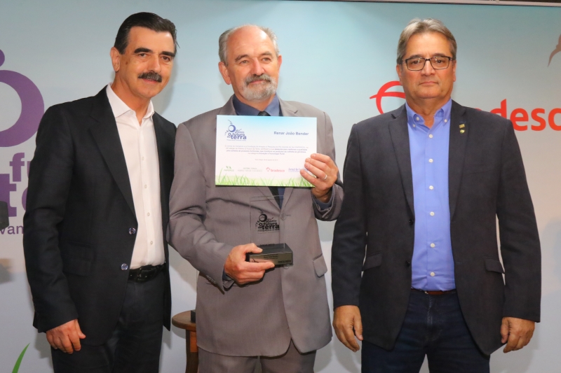 {'nm_midia_inter_thumb1':'https://www.jornaldocomercio.com/_midias/jpg/2019/08/27/206x137/1_img_6246-8823791.jpg', 'id_midia_tipo':'2', 'id_tetag_galer':'', 'id_midia':'5d655f1d7a0c6', 'cd_midia':8823791, 'ds_midia_link': 'https://www.jornaldocomercio.com/_midias/jpg/2019/08/27/img_6246-8823791.jpg', 'ds_midia': 'Otomar Vivian, secretário-chefe da Casa Civil; Renar João Bender (Ufrgs) e Gedeão Pereira, presidente da Farsul', 'ds_midia_credi': 'CLAITON DORNELLES /JC', 'ds_midia_titlo': 'Otomar Vivian, secretário-chefe da Casa Civil; Renar João Bender (Ufrgs) e Gedeão Pereira, presidente da Farsul', 'cd_tetag': '1', 'cd_midia_w': '800', 'cd_midia_h': '533', 'align': 'Left'}