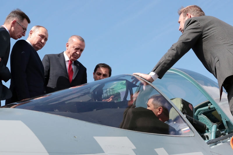 Presidente da Turquia Recep Tayyip Erdogan e o presidente da Rússia Vladimir Putin inspecionam caça russo