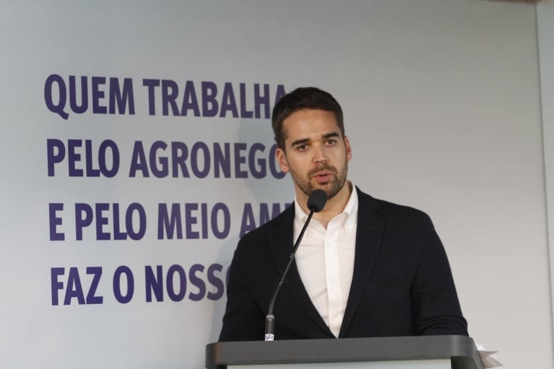 {'nm_midia_inter_thumb1':'https://www.jornaldocomercio.com/_midias/jpg/2019/08/27/206x137/1_mgr260819futuro_terra__208_-8823244.jpg', 'id_midia_tipo':'2', 'id_tetag_galer':'', 'id_midia':'5d65380edc043', 'cd_midia':8823244, 'ds_midia_link': 'https://www.jornaldocomercio.com/_midias/jpg/2019/08/27/mgr260819futuro_terra__208_-8823244.jpg', 'ds_midia': 'Governador Eduardo Leite, Odir Ant&ocirc;nio Dellagostin (Fapergs) e Gede&atilde;o Pereira (Farsul) destacaram o papel da pesquisa qualificada para o fortalecimento do agroneg&oacute;cio ga&uacute;cho', 'ds_midia_credi': 'fotos MARCELO G. RIBEIRO/JC', 'ds_midia_titlo': 'Governador Eduardo Leite, Odir Ant&ocirc;nio Dellagostin (Fapergs) e Gede&atilde;o Pereira (Farsul) destacaram o papel da pesquisa qualificada para o fortalecimento do agroneg&oacute;cio ga&uacute;cho', 'cd_tetag': '1', 'cd_midia_w': '800', 'cd_midia_h': '533', 'align': 'Left'}