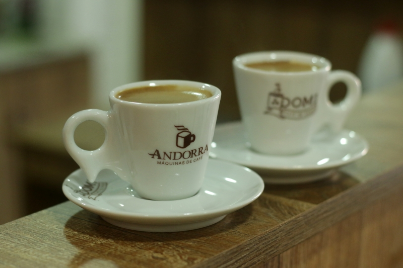 {'nm_midia_inter_thumb1':'https://www.jornaldocomercio.com/_midias/jpg/2019/08/28/206x137/1__cafejc__10_-8825619.jpg', 'id_midia_tipo':'2', 'id_tetag_galer':'', 'id_midia':'5d66995074747', 'cd_midia':8825619, 'ds_midia_link': 'https://www.jornaldocomercio.com/_midias/jpg/2019/08/28/_cafejc__10_-8825619.jpg', 'ds_midia': 'Expointer 2019 - caf&eacute;, Andorra, Domi , n&aacute;quina de caf&eacute; na casa do JC.', 'ds_midia_credi': 'JACKSON CICERI/ESPERCIAL/JC', 'ds_midia_titlo': 'Expointer 2019 - caf&eacute;, Andorra, Domi , n&aacute;quina de caf&eacute; na casa do JC.', 'cd_tetag': '1', 'cd_midia_w': '800', 'cd_midia_h': '533', 'align': 'Left'}