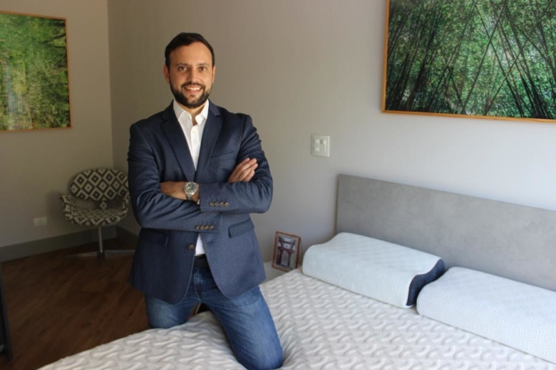 {'nm_midia_inter_thumb1':'https://www.jornaldocomercio.com/_midias/jpg/2019/08/28/206x137/1_dr_roberto-8826990.jpg', 'id_midia_tipo':'2', 'id_tetag_galer':'', 'id_midia':'5d66e515b08c0', 'cd_midia':8826990, 'ds_midia_link': 'https://www.jornaldocomercio.com/_midias/jpg/2019/08/28/dr_roberto-8826990.jpg', 'ds_midia': 'GoodSpine cria o 1&ordm; colch&atilde;o anat&ocirc;mico do Brasil comprovadamente voltado &agrave; sa&uacute;de da coluna - na foto: Roberto S. Bleier Filho', 'ds_midia_credi': '/DIVULGA&Ccedil;&Atilde;O/JC', 'ds_midia_titlo': 'GoodSpine cria o 1&ordm; colch&atilde;o anat&ocirc;mico do Brasil comprovadamente voltado &agrave; sa&uacute;de da coluna - na foto: Roberto S. Bleier Filho', 'cd_tetag': '1', 'cd_midia_w': '800', 'cd_midia_h': '532', 'align': 'Left'}