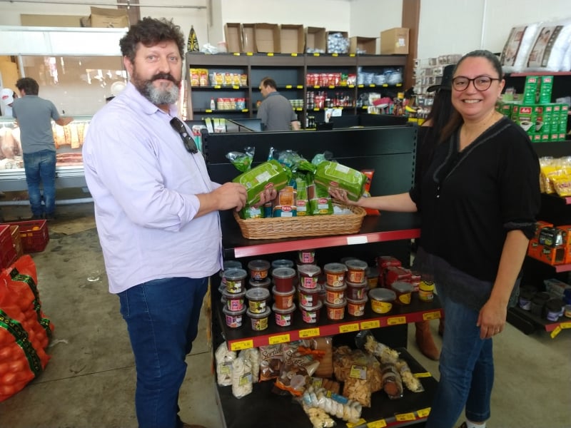 Amauri Postinger e Eliziane Rodrigues administram o ponto de vendas no parque Foto: Mauro Belo Schneider/Especial/JC