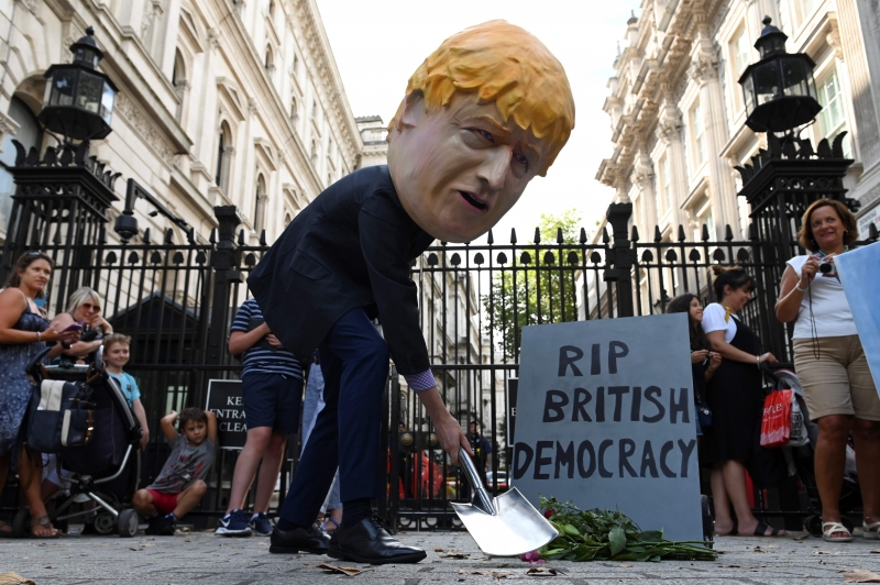Medida, considerada anti-democrática', gerou protestos nas ruas de Londres