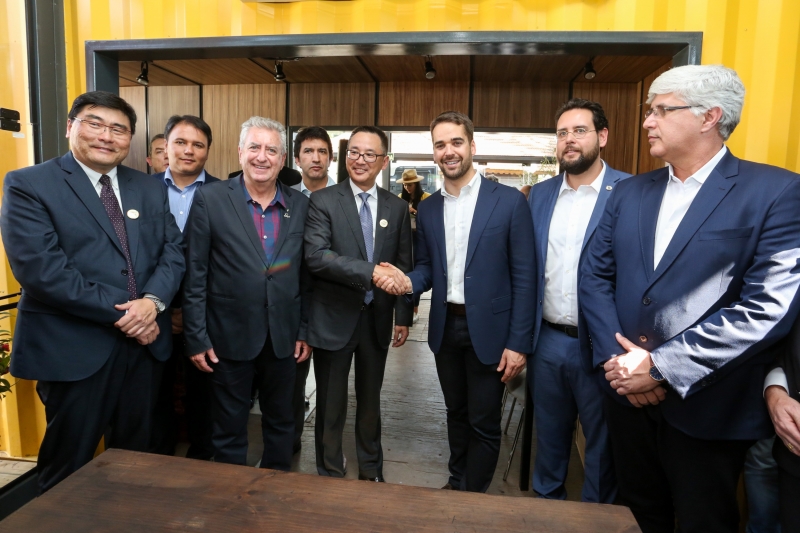 Governador Eduardo Leite e representantes da empresa formalizaram contrato ontem 