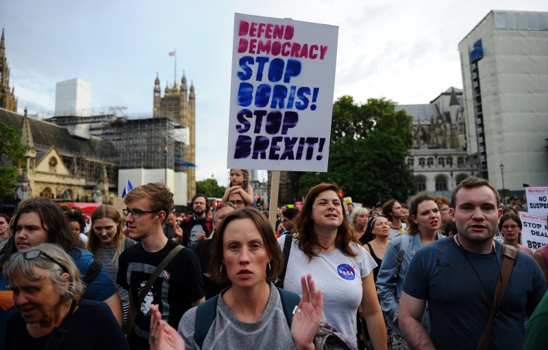 Protestos anti-Brexit consideram suspensão do parlamento britânico uma "afronta" à democracia