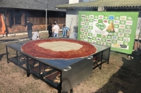 Pizza gigante � assada na Expointer e rivaliza com churrasco