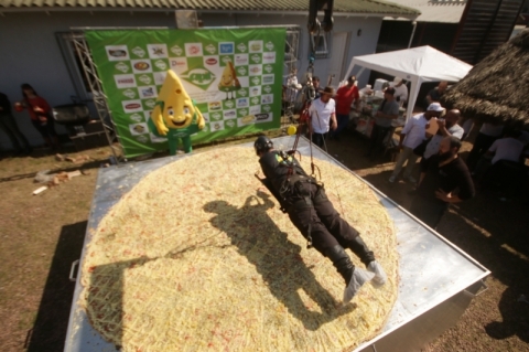 Pizza gigante � assada na Expointer e rivaliza com churrasco
