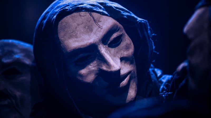 Utilizando máscaras expressivas e manipulação de bonecos, montagem explora privações das liberdades individuais