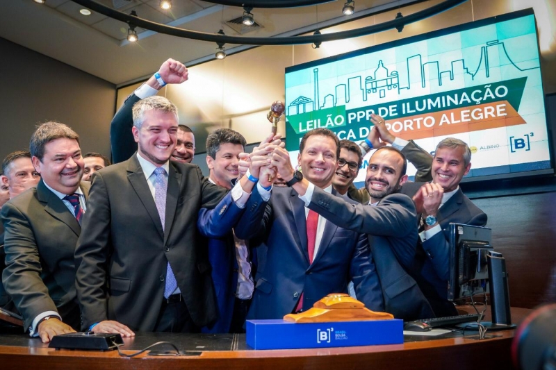 Marchezan (no centro, com o martelo) oficializa resultado do leilão da iluminação pública