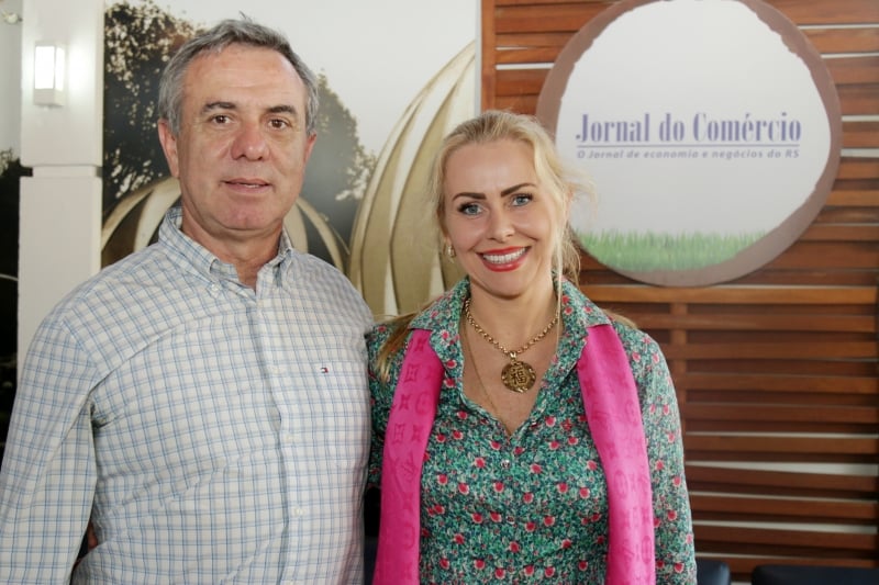 {'nm_midia_inter_thumb1':'https://www.jornaldocomercio.com/_midias/jpg/2019/08/29/206x137/1_marcosbarbosa_giovanafarenzena__3_-8827742.jpg', 'id_midia_tipo':'2', 'id_tetag_galer':'', 'id_midia':'5d67ccf01d237', 'cd_midia':8827742, 'ds_midia_link': 'https://www.jornaldocomercio.com/_midias/jpg/2019/08/29/marcosbarbosa_giovanafarenzena__3_-8827742.jpg', 'ds_midia': 'Marcos Ely Barbosa e Giovana Farenzena na Expointer 2019 ', 'ds_midia_credi': 'JACKSON CICERI/ESPECIAL/JC', 'ds_midia_titlo': 'Marcos Ely Barbosa e Giovana Farenzena na Expointer 2019 ', 'cd_tetag': '1', 'cd_midia_w': '800', 'cd_midia_h': '533', 'align': 'Left'}