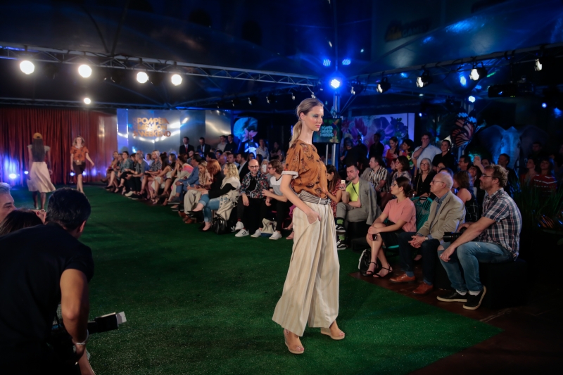 Pompéia aposta em cores e na leveza de materiais e modelagens, presente em vestidos e blusas 