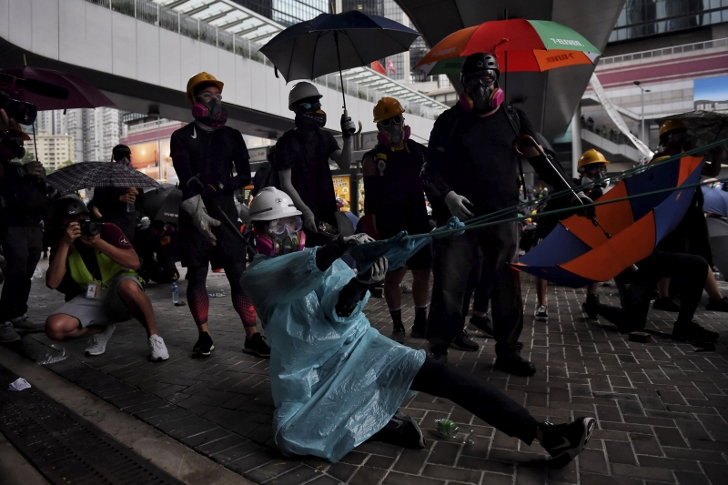 Milhares de pessoas saíram às ruas de Hong Kong, desafiando a proibição de manifestações