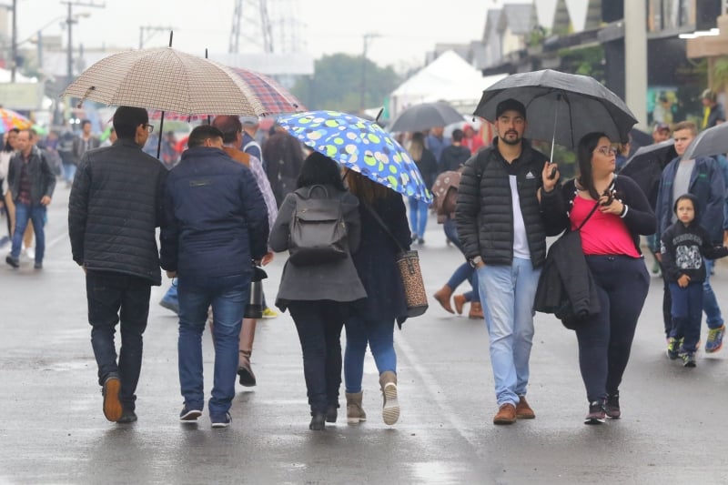 Tempo ficou chuvoso no parque e visitantes tiveram de usar guarda-chuvas e capas