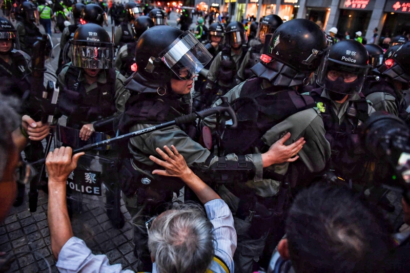 Pelo menos 31 pessoas foram internadas após confrontos com a polícia
