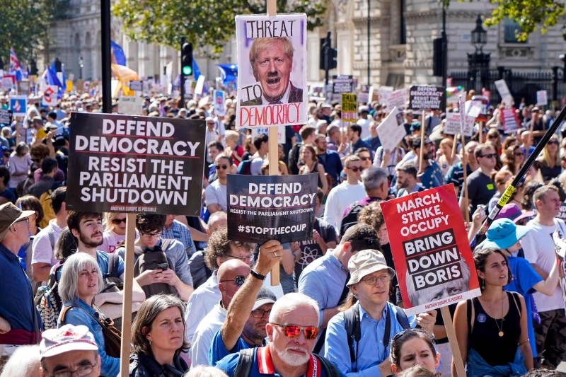 No sábado, britânicos protestaram contra o primeiro-ministro Boris Johnson