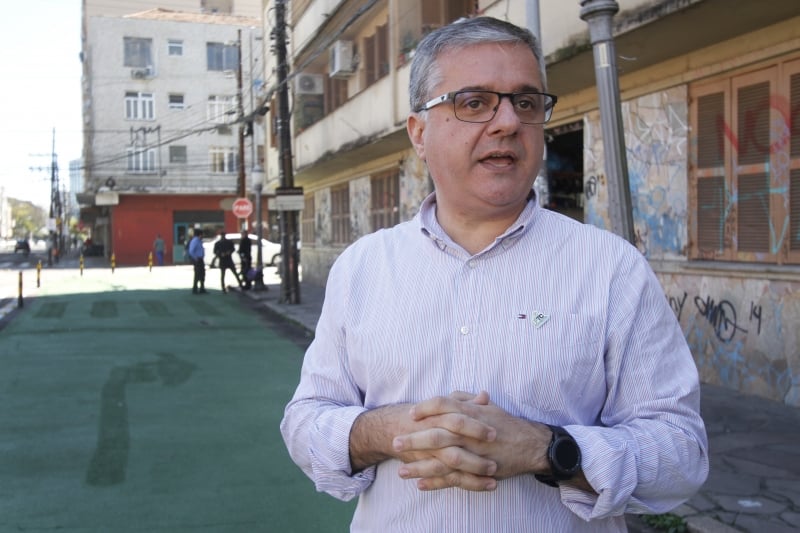 {'nm_midia_inter_thumb1':'https://www.jornaldocomercio.com/_midias/jpg/2019/09/02/206x137/1_lp_020919___ruas_completas__13_-8832019.jpg', 'id_midia_tipo':'2', 'id_tetag_galer':'', 'id_midia':'5d6d3e2695dd7', 'cd_midia':8832019, 'ds_midia_link': 'https://www.jornaldocomercio.com/_midias/jpg/2019/09/02/lp_020919___ruas_completas__13_-8832019.jpg', 'ds_midia': 'Tortoriello v&ecirc; aux&iacute;lio federal como sa&iacute;da para amenizar o quadro', 'ds_midia_credi': 'LUIZA PRADO/JC', 'ds_midia_titlo': 'Tortoriello v&ecirc; aux&iacute;lio federal como sa&iacute;da para amenizar o quadro', 'cd_tetag': '1', 'cd_midia_w': '800', 'cd_midia_h': '533', 'align': 'Left'}