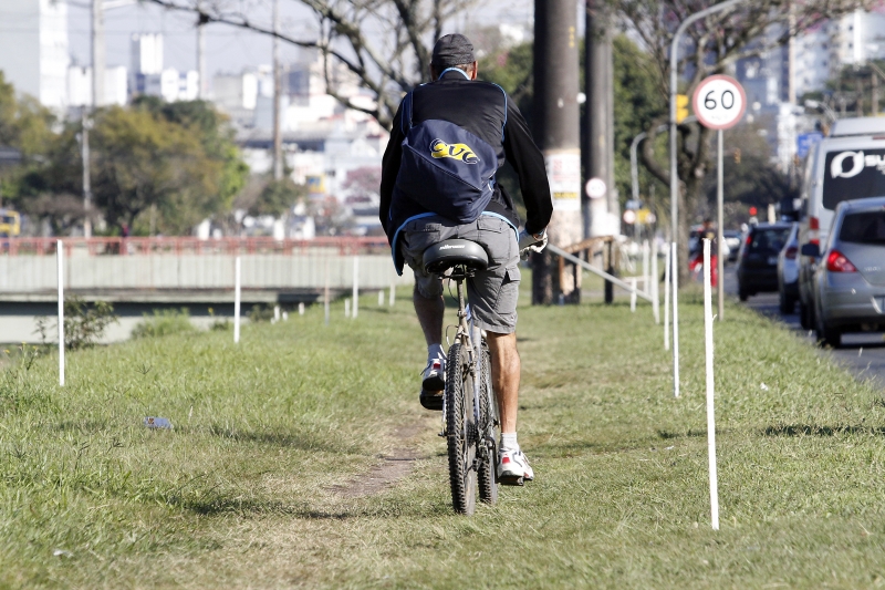 Ciclistas usam o canteiro central, às margens do arroio Dilúvio, mesmo sem a pavimentação